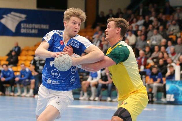 24 11 2025 Handball Men 2025 2026 2 Bundesliga 12 Matchday Dessau Roßlauer HV 06 VfL Eintracht Hagen Anhalt Arena Dessau Julius Drachau DRHV, blue is attacked by Niclas Pieczkowski Hagen, yellow Dessau Roßlau Saxony Anhalt Germany