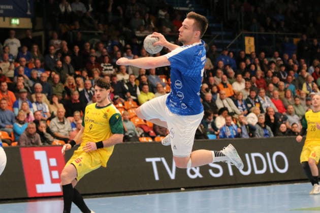 24 11 2025 Handball Men 2025 2026 2 Bundesliga 12 Matchday Dessau Roßlauer HV 06 VfL Eintracht Hagen Anhalt Arena Dessau Carl Phillip Haake DRHV, blue jumps off to Wurd Dessau Roßlau Sachsen Anhalt Germany