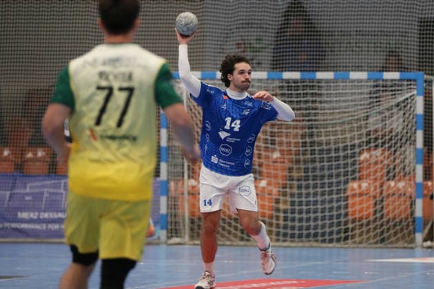 24 11 2025 Handball Men 2025 2026 2 Bundesliga 12 Matchday Dessau Roßlauer HV 06 VfL Eintracht Hagen Anhalt Arena Dessau Jakub Powarzynski DRHV, blue plays a pass Dessau Roßlau Sachsen Anhalt Germany
