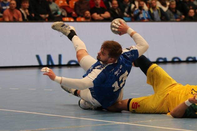 24 11 2025 Handball Men 2025 2026 2 Bundesliga 12 Matchday Dessau Roßlauer HV 06 VfL Eintracht Hagen Anhalt Arena Dessau Valentin Neagu DRHV, blue throws a goal lying down Dessau Roßlau Sachsen Anhalt Germany