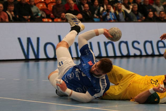 24 11 2025 Handball Men 2025 2026 2 Bundesliga 12 Matchday Dessau Roßlauer HV 06 VfL Eintracht Hagen Anhalt Arena Dessau Valentin Neagu DRHV, blue throws a goal lying down Dessau Roßlau Sachsen Anhalt Germany