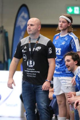 24 11 2025 Handball Men 2025 2026 2 Bundesliga 12 Matchday Dessau Roßlauer HV 06 VfL Eintracht Hagen Anhalt Arena Dessau Vanja Radic, coach of DRHV Behind him stands Mika Schüler 23 Next to him sits Jakub Powarzynski Head Dessau Roßlau Saxony Anhalt Germany