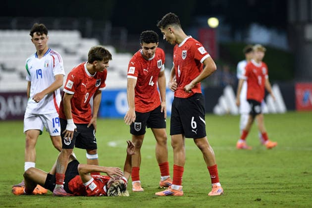 SOCCER - 2025 FIFA U17, U 17 World Cup DOHA,QATAR,24.NOV.25 - SOCCER - FIFA Under 17 World Cup Qatar 2025, Austria vs Italy. Image shows Hasan Deshishku, Jakob Pokorny and Loris Husic (AUT).  GEPAxpictures xRanjithxKumar