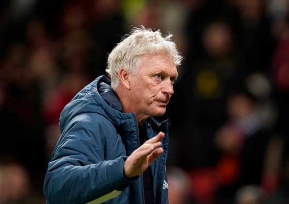 Manchester, England, 24th November 2025. Former United now Everton manager David Moyes waves to acknowledge the Stretford End during the Manchester United, ManU vs Everton Premier League match at Old Trafford, Manchester. Picture credit should read: Andrew Yates Sportimage EDITORIAL USE ONLY. No use with unauthorised audio, video, data, fixture lists, club league logos or live services. Online in-match use limited to 120 images, no video emulation. No use in betting, games or single club league player publications. SPI_018_AY_Manchester_Utd_Everton SPI-4308-0015