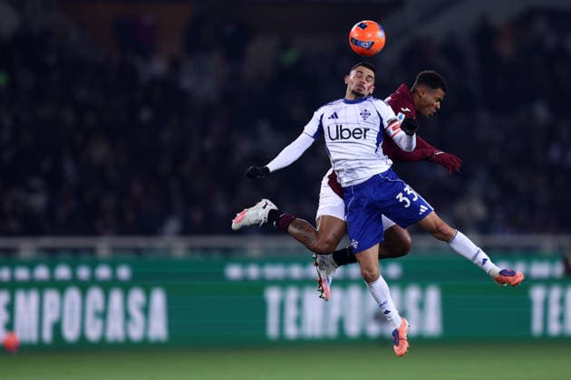 Torino Fc - Como 1907 Lucas Da Cunha of Como 1907 and Tino Anjorin of Torino Fc battle for the ball during the Serie A match beetween Torino Fc and Como 1907 at Stadio Olimpico on November 24, 2025 in Turin, Italy . Torino Stadio Olimpico Italy Copyright: xMarcoxCanonierox