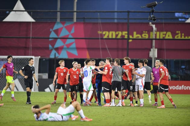 SOCCER - 2025 FIFA U17, U 17 World Cup DOHA,QATAR,24.NOV.25 - SOCCER - FIFA Under 17 World Cup Qatar 2025, Austria vs Italy. Image shows both teams. Keywords: fight.  GEPAxpictures xRanjithxKumar