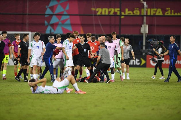 SOCCER - 2025 FIFA U17, U 17 World Cup DOHA,QATAR,24.NOV.25 - SOCCER - FIFA Under 17 World Cup Qatar 2025, Austria vs Italy. Image shows both teams. Keywords: fight.  GEPAxpictures xRanjithxKumar
