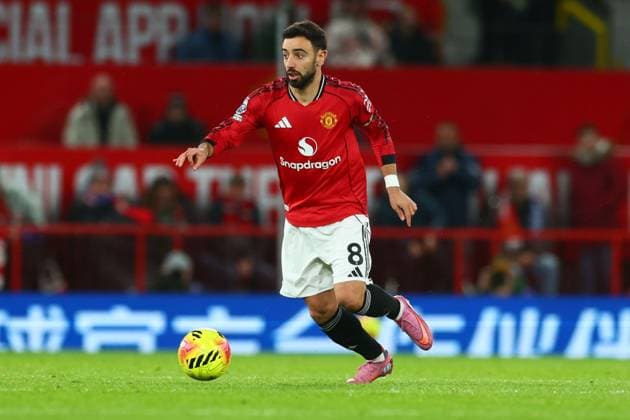 Bruno Fernandes of Manchester United, ManU Manchester United v Everton, Premier League, Football, Old Trafford, Manchester, UK - 24 Nov 2025Manchester Old Trafford United Kingdom EDITORIAL USE ONLY No use with unauthorised audio, video, data, fixture lists, club league logos or live services. Online in-match use limited to 120 images, no video emulation. No use in betting, games or single club league player publications.  Copyright: xPaulxCurrie Shutterstockx 15918214ao