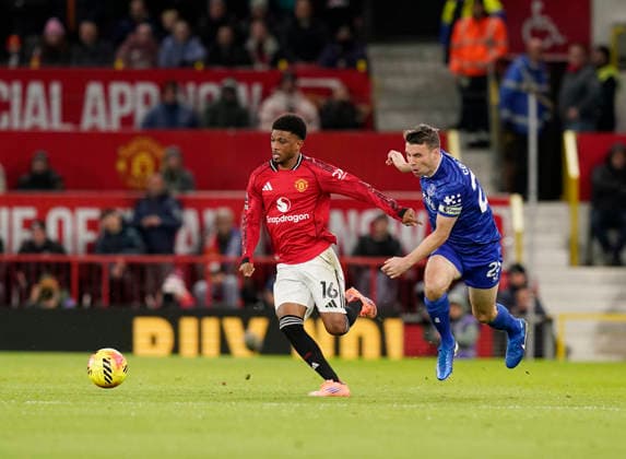 Manchester, England, 24th November 2025. Amad Diallo of Manchester United, ManU (l) tussles with Seamus Coleman of Everton (r) during the Manchester United vs Everton Premier League match at Old Trafford, Manchester. Picture credit should read: Andrew Yates Sportimage EDITORIAL USE ONLY. No use with unauthorised audio, video, data, fixture lists, club league logos or live services. Online in-match use limited to 120 images, no video emulation. No use in betting, games or single club league player publications. SPI_024_AY_Manchester_Utd_Everton SPI-4308-0023