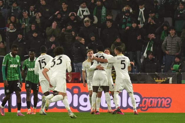 PisaÕs M Bala Nzola celebrates after scoring the 0-1 goal for his team during the Serie A soccer match between Sassuolo and Pisa at the Mapei Stadium Cittˆ del Tricolore in Reggio Emilia, north Italy - Monday, November 24, 2025 - - Soccer -  Copyright: xMassimoxPaolone LaPressex