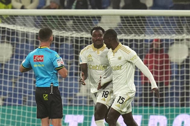 PisaÕs M Bala Nzola celebrates after scoring the 0-1 goal for his team during the Serie A soccer match between Sassuolo and Pisa at the Mapei Stadium Cittˆ del Tricolore in Reggio Emilia, north Italy - Monday, November 24, 2025 - - Soccer -  Copyright: xMassimoxPaolone LaPressex