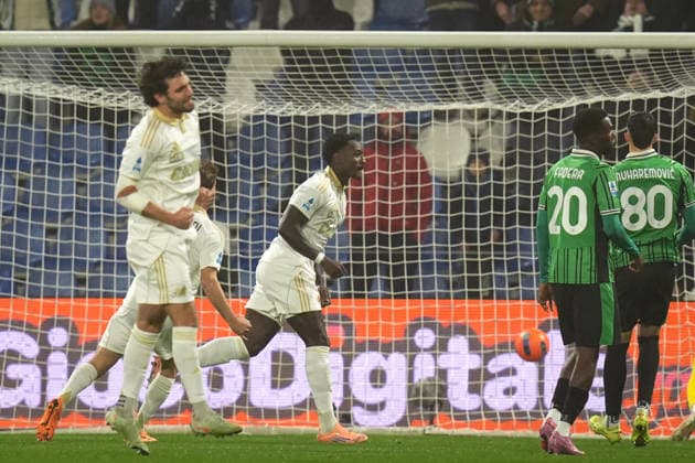 PisaÕs M Bala Nzola celebrates after scoring the 0-1 goal for his team during the Serie A soccer match between Sassuolo and Pisa at the Mapei Stadium Cittˆ del Tricolore in Reggio Emilia, north Italy - Monday, November 24, 2025 - - Soccer -  Copyright: xMassimoxPaolone LaPressex
