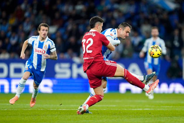 ESP: RCD Espanyol - Sevilla FC. La Liga EA Sports. Date 13 Kike Garcia of RCD Espanyol and Andres Castrin of Sevilla FC during the La Liga EA Sports match between RCD Espanyol and Sevilla FC played at RCDE Stadium on November 24, 2025 in Barcelona, Spain. kpng Copyright: xSergioxRuizx xPRESSINx PS_251124_ESP_SEV_010