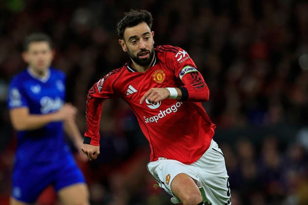Manchester United, ManU v Everton Premier League 24 11 2025. Bruno Fernandes (8) of Manchester United during the Premier League match between Manchester United and Everton at Old Trafford, Manchester, England on 24 November 2025. Manchester Old Trafford Greater Manchester England Editorial use only DataCo restrictions apply See www.football-dataco.com , Copyright: xConorxMolloyx PSI-23262-0030