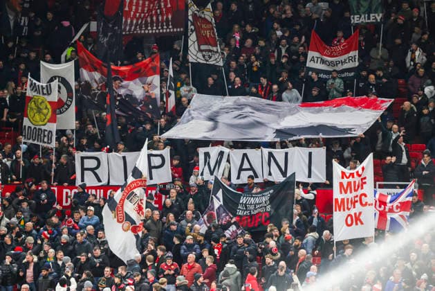 Manchester United, ManU v Everton, Premier League RIP Mani (Stone Roses) banner held up by fans during the Manchester United v Everton Premier League match at Old Trafford, Manchester, England on 24 November 2025 Credit: Phil Duncan Every Second Media Editorial use only. All images are copyright Every Second Media Limited. No images may be reproduced without prior permission. All rights reserved. Premier League and Football League images are subject to licensing agreements with Football DataCo Limited. see https: www.football-dataco.com Copyright: xIMAGO EveryxSecondxMediax ESM-1675-0014 PhilxDuncanx xEveryxSecondxMediax