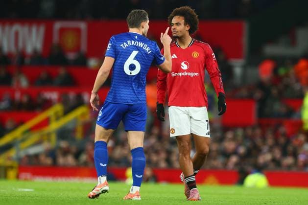 Joshua Zirkzee of Manchester United, ManU and James Tarkowski of Everton clash during the game Manchester United v Everton, Premier League, Football, Old Trafford, Manchester, UK - 24 Nov 2025Manchester Old Trafford United Kingdom EDITORIAL USE ONLY No use with unauthorised audio, video, data, fixture lists, club league logos or live services. Online in-match use limited to 120 images, no video emulation. No use in betting, games or single club league player publications.  Copyright: xPaulxCurrie Shutterstockx 15918214bb