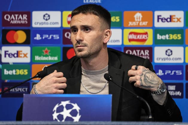 UEFA Champions League press conference, PK, Pressekonferenz Matchday 5 of 8 Manchester City vs Bayer 04 Leverkusen Aleix Garcia of Bayer 04 Leverkusen speaks to the press during the UEFA Champions League press conference Matchday 5 of 8 Manchester City vs Bayer 04 Leverkusen at City of Manchester Stadium, Manchester, United Kingdom, 24th November 2025 (Photo by Mark Cosgrove News Images) Manchester City of Manchester Stadium Manchester United, ManU Kingdom Copyright: xMarkxCosgrove NewsxImagesx