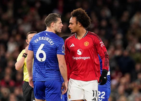 Manchester, England, 24th November 2025. James Tarkowski of Everton (l) is confronted by Joshua Zirkzee of Manchester United, ManU (r) during the Manchester United vs Everton Premier League match at Old Trafford, Manchester. Picture credit should read: Andrew Yates Sportimage EDITORIAL USE ONLY. No use with unauthorised audio, video, data, fixture lists, club league logos or live services. Online in-match use limited to 120 images, no video emulation. No use in betting, games or single club league player publications. SPI_027_AY_Manchester_Utd_Everton SPI-4308-0026