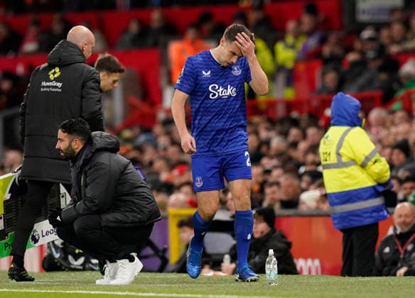 Manchester, England, 24th November 2025. Seamus Coleman of Everton leaves the game injured during the Manchester United, ManU vs Everton Premier League match at Old Trafford, Manchester. Picture credit should read: Andrew Yates Sportimage EDITORIAL USE ONLY. No use with unauthorised audio, video, data, fixture lists, club league logos or live services. Online in-match use limited to 120 images, no video emulation. No use in betting, games or single club league player publications. SPI_029_AY_Manchester_Utd_Everton SPI-4308-0028