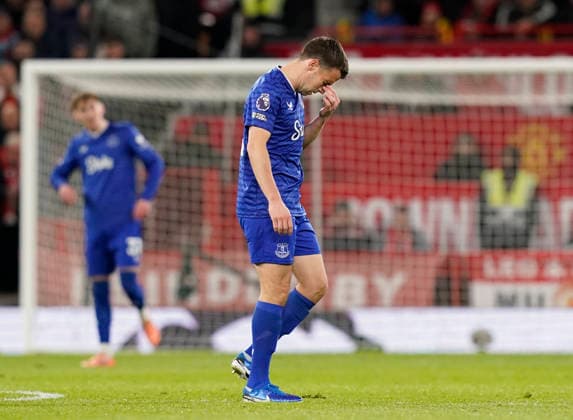 Manchester, England, 24th November 2025. Seamus Coleman of Everton leaves the game injured during the Manchester United, ManU vs Everton Premier League match at Old Trafford, Manchester. Picture credit should read: Andrew Yates Sportimage EDITORIAL USE ONLY. No use with unauthorised audio, video, data, fixture lists, club league logos or live services. Online in-match use limited to 120 images, no video emulation. No use in betting, games or single club league player publications. SPI_034_AY_Manchester_Utd_Everton SPI-4308-0033