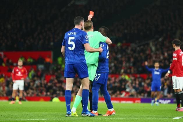 Idrissa Gueye of Everton is sent off after clashing with Michael Keane of Everton Manchester United, ManU v Everton, Premier League, Football, Old Trafford, Manchester, UK - 24 Nov 2025Manchester Old Trafford United Kingdom EDITORIAL USE ONLY No use with unauthorised audio, video, data, fixture lists, club league logos or live services. Online in-match use limited to 120 images, no video emulation. No use in betting, games or single club league player publications.  Copyright: xPaulxCurrie Shutterstockx 15918214bg