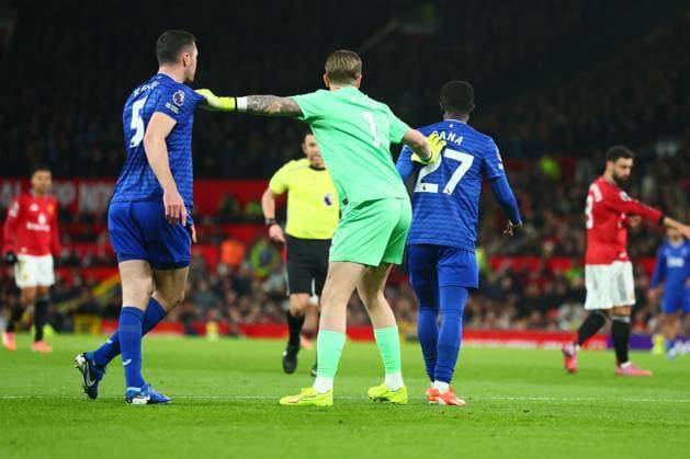 Idrissa Gueye of Everton is sent off after clashing with Michael Keane of Everton Manchester United, ManU v Everton, Premier League, Football, Old Trafford, Manchester, UK - 24 Nov 2025Manchester Old Trafford United Kingdom EDITORIAL USE ONLY No use with unauthorised audio, video, data, fixture lists, club league logos or live services. Online in-match use limited to 120 images, no video emulation. No use in betting, games or single club league player publications. Copyright: xPaulxCurrie Shutterstockx 15918214bd