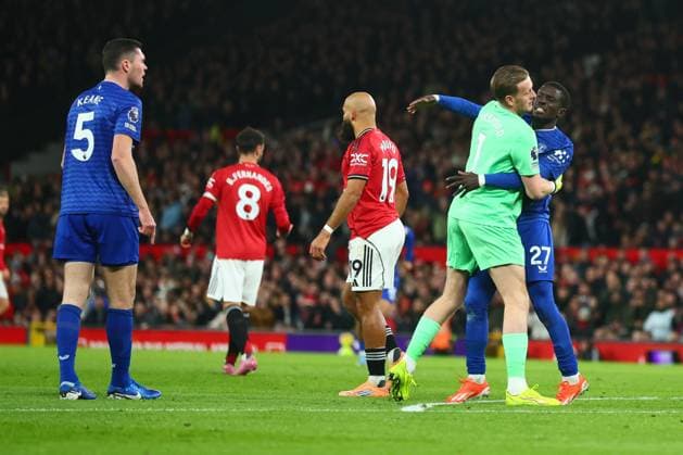 Idrissa Gueye of Everton is sent off after clashing with Michael Keane of Everton Manchester United, ManU v Everton, Premier League, Football, Old Trafford, Manchester, UK - 24 Nov 2025Manchester Old Trafford United Kingdom EDITORIAL USE ONLY No use with unauthorised audio, video, data, fixture lists, club league logos or live services. Online in-match use limited to 120 images, no video emulation. No use in betting, games or single club league player publications. Copyright: xPaulxCurrie Shutterstockx 15918214bo