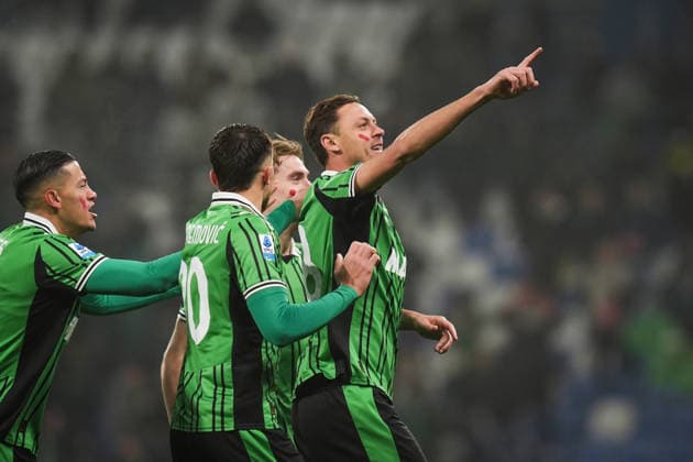 Sassuolo™s Nemanja Matic celebrates after scoring the 1-1 goal for his team during the Serie A soccer match between Sassuolo and Pisa at the Mapei Stadium CittÃ del Tricolore in Reggio Emilia, north Italy - Monday, November 24, 2025 - - Soccer -  Copyright: xMassimoxPaolone LaPressex