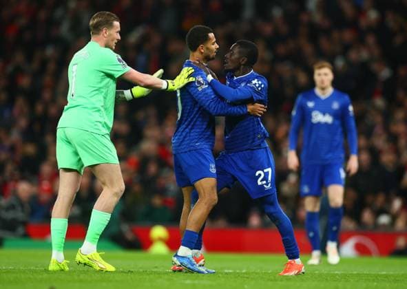 Idrissa Gueye of Everton is sent off after clashing with Michael Keane of Everton Manchester United, ManU v Everton, Premier League, Football, Old Trafford, Manchester, UK - 24 Nov 2025Manchester Old Trafford United Kingdom EDITORIAL USE ONLY No use with unauthorised audio, video, data, fixture lists, club league logos or live services. Online in-match use limited to 120 images, no video emulation. No use in betting, games or single club league player publications. Copyright: xPaulxCurrie Shutterstockx 15918214cb