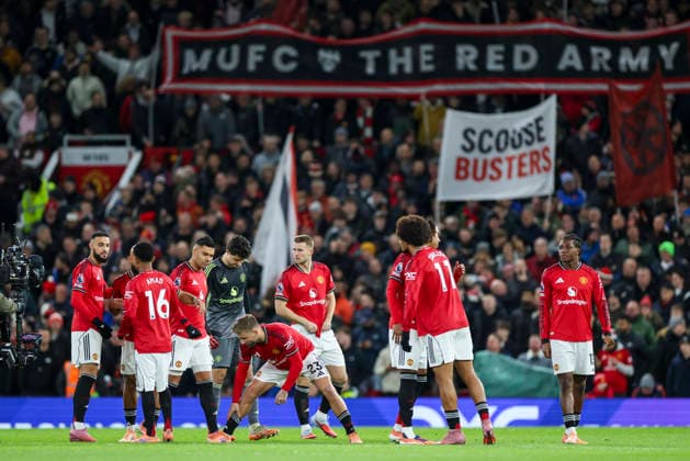 Manchester United, ManU v Everton, Premier League Manchester United defender Luke Shaw (23) , Scouse Busters Banner in the crowd during the Manchester United v Everton Premier League match at Old Trafford, Manchester, England on 24 November 2025 Credit: Phil Duncan Every Second Media Editorial use only. All images are copyright Every Second Media Limited. No images may be reproduced without prior permission. All rights reserved. Premier League and Football League images are subject to licensing agreements with Football DataCo Limited. see https: www.football-dataco.com Copyright: xIMAGO EveryxSecondxMediax ESM-1675-0017 PhilxDuncanx xEveryxSecondxMediax