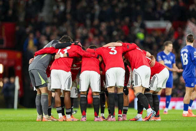 Manchester United, ManU v Everton, Premier League Manchester United defender Noussair Mazraoui (3) team huddle during the Manchester United v Everton Premier League match at Old Trafford, Manchester, England on 24 November 2025 Credit: Phil Duncan Every Second Media Editorial use only. All images are copyright Every Second Media Limited. No images may be reproduced without prior permission. All rights reserved. Premier League and Football League images are subject to licensing agreements with Football DataCo Limited. see https: www.football-dataco.com Copyright: xIMAGO EveryxSecondxMediax ESM-1675-0018 PhilxDuncanx xEveryxSecondxMediax