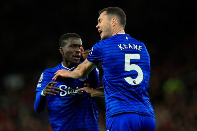 Manchester United, ManU v Everton Premier League 24 11 2025. Idrissa Gueye (27) of Everton hits out at Michael Keane (5) of Everton and bis sent off during the Premier League match between Manchester United and Everton at Old Trafford, Manchester, England on 24 November 2025. Manchester Old Trafford Greater Manchester England Editorial use only DataCo restrictions apply See www.football-dataco.com , Copyright: xConorxMolloyx PSI-23262-0034