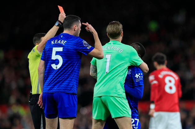 Manchester United, ManU v Everton Premier League 24 11 2025. Idrissa Gueye (27) of Everton hits out at Michael Keane (5) of Everton and bis sent off by Referee Tony Harrington during the Premier League match between Manchester United and Everton at Old Trafford, Manchester, England on 24 November 2025. Manchester Old Trafford Greater Manchester England Editorial use only DataCo restrictions apply See www.football-dataco.com , Copyright: xConorxMolloyx PSI-23262-0037