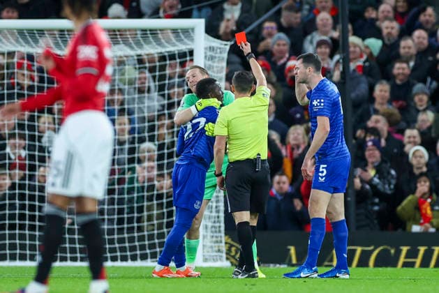 Manchester United, ManU v Everton, Premier League Everton midfielder Idrissa Gueye (27) sent off, red card during the Manchester United v Everton Premier League match at Old Trafford, Manchester, England on 24 November 2025 Credit: Phil Duncan Every Second Media Editorial use only. All images are copyright Every Second Media Limited. No images may be reproduced without prior permission. All rights reserved. Premier League and Football League images are subject to licensing agreements with Football DataCo Limited. see https: www.football-dataco.com Copyright: xIMAGO EveryxSecondxMediax ESM-1675-0019 PhilxDuncanx xEveryxSecondxMediax