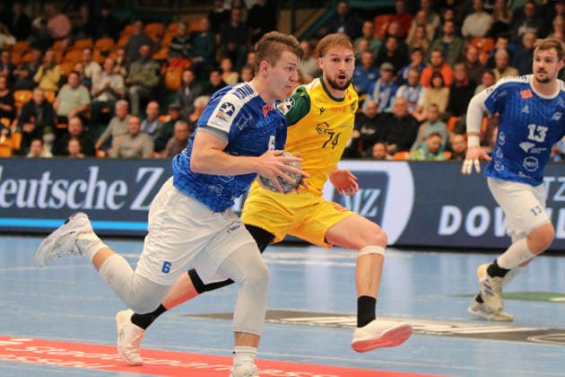24 11 2025 Handball Men 2025 2026 2 Bundesliga 12 Matchday Dessau Roßlauer HV 06 VfL Eintracht Hagen Anhalt Arena Dessau Fritz Leon Haake DRHV, blue with move to goal Josip Jukic Hagen, yellow can no longer reach him Dessau Roßlau Saxony Anhalt Germany