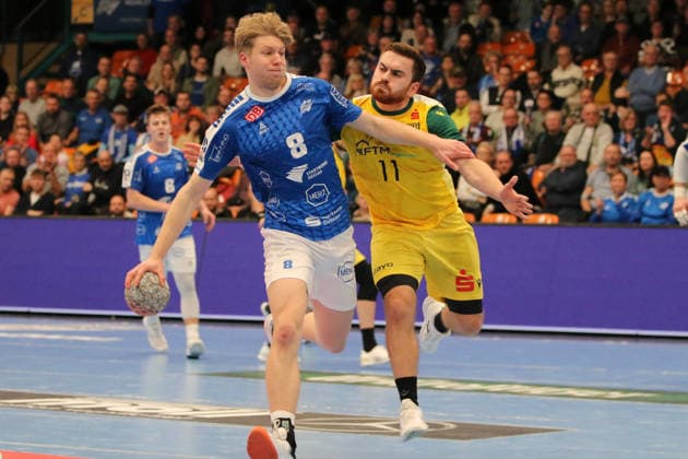 24 11 2025 Handball Men 2025 2026 2 Bundesliga 12 Matchday Dessau Roßlauer HV 06 VfL Eintracht Hagen Anhalt Arena Dessau Julius Drachau DRHV, blue is attacked by Andre Alves Hagen, yellow Dessau Roßlau Sachsen Anhalt Germany