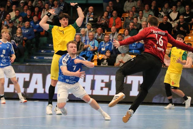 24 11 2025 Handball Men 2025 2026 2 Bundesliga 12 Matchday Dessau Roßlauer HV 06 VfL Eintracht Hagen Anhalt Arena Dessau Pascal Bochmann Hagen, red holds a ball from Carl Phillip Haake DRHV, blue Dessau Roßlau Saxony Anhalt Germany
