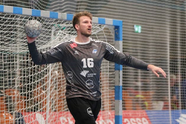 24 11 2025 Handball Men 2025 2026 2 Bundesliga 12 Matchday Dessau Roßlauer HV 06 VfL Eintracht Hagen Anhalt Arena Dessau Philip Ambrosius DRHV, gray plays a pass Dessau Roßlau Saxony Anhalt Germany
