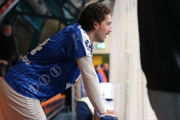 24 11 2025 Handball Men 2025 2026 2 Bundesliga 12 Matchday Dessau Roßlauer HV 06 VfL Eintracht Hagen Anhalt Arena Dessau Jakub Powarzynski DRHV, blue has seen the red card and cheers with his team behind the net Dessau Roßlau Saxony Anhalt Germany
