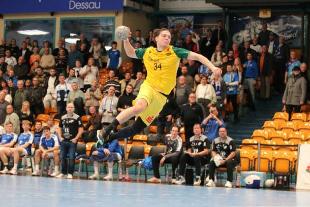 24 11 2025 Handball Men 2025 2026 2 Bundesliga 12 Matchday Dessau Roßlauer HV 06 VfL Eintracht Hagen Anhalt Arena Dessau Linus Kutz Hagen, yellow at goal throw Dessau Roßlau Saxony Anhalt Germany