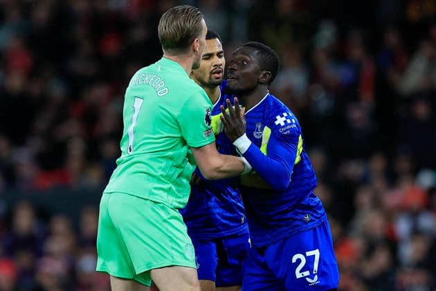 Manchester United, ManU v Everton Premier League 24 11 2025. Jordan Pickford (1) of Everton tries to calm Idrissa Gueye (27) of Everton who is sent off by Referee Tony Harrington during the Premier League match between Manchester United and Everton at Old Trafford, Manchester, England on 24 November 2025. Manchester Old Trafford Greater Manchester England Editorial use only DataCo restrictions apply See www.football-dataco.com , Copyright: xConorxMolloyx PSI-23262-0041
