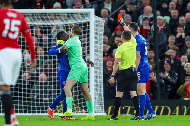 Manchester United, ManU v Everton, Premier League Everton midfielder Idrissa Gueye (27) sent off, red card during the Manchester United v Everton Premier League match at Old Trafford, Manchester, England on 24 November 2025 Credit: Phil Duncan Every Second Media Editorial use only. All images are copyright Every Second Media Limited. No images may be reproduced without prior permission. All rights reserved. Premier League and Football League images are subject to licensing agreements with Football DataCo Limited. see https: www.football-dataco.com Copyright: xIMAGO EveryxSecondxMediax ESM-1675-0021 PhilxDuncanx xEveryxSecondxMediax