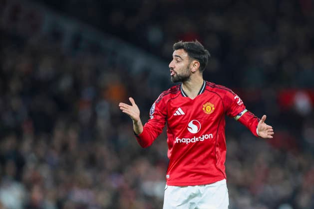 Manchester United, ManU v Everton, Premier League Manchester United midfielder Bruno Fernandes (8) reacts and gestures during the Manchester United v Everton Premier League match at Old Trafford, Manchester, England on 24 November 2025 Credit: Phil Duncan Every Second Media Editorial use only. All images are copyright Every Second Media Limited. No images may be reproduced without prior permission. All rights reserved. Premier League and Football League images are subject to licensing agreements with Football DataCo Limited. see https: www.football-dataco.com Copyright: xIMAGO EveryxSecondxMediax ESM-1675-0025 PhilxDuncanx xEveryxSecondxMediax