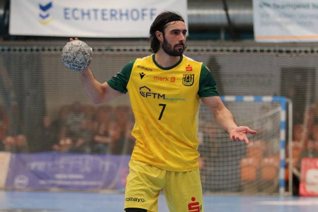 24 11 2025 Handball Men 2025 2026 2 Bundesliga 12 Matchday Dessau Roßlauer HV 06 VfL Eintracht Hagen Anhalt Arena Dessau Pouya Norouzinezhad Hagen, yellow is looking for a starting position Dessau Roßlau Sachsen Anhalt Germany