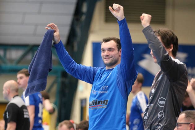 24 11 2025 Handball Men 2025 2026 2 Bundesliga 12 Matchday Dessau Roßlauer HV 06 VfL Eintracht Hagen Anhalt Arena Dessau Fynn Gonschor DRHV, blue celebrates a held ball Dessau Roßlau Sachsen Anhalt Germany