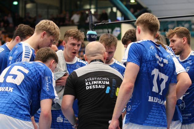 24 11 2025 Handball Men 2025 2026 2 Bundesliga 12 Matchday Dessau Roßlauer HV 06 VfL Eintracht Hagen Anhalt Arena Dessau Time-out of DRHV Dessau Roßlau Saxony Anhalt Germany