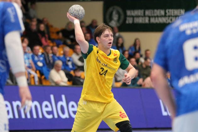 24 11 2025 Handball Men 2025 2026 2 Bundesliga 12 Matchday Dessau Roßlauer HV 06 VfL Eintracht Hagen Anhalt Arena Dessau Linus Kutz Hagen, yellow plays a pass Dessau Roßlau Sachsen Anhalt Germany