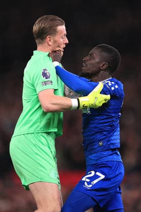 Fußball Premier League Manchester United gegen Everton 24. November 2025 Premier League Manchester United gegen Everton Everton-Torwart Jordan Pickford und Idrissa Gueye geraten aneinander, was zu einer roten Karte für Gueye führt Foto Simon Stacpoole Abseits Manchester UK  Copyright: xSimonxStacpoolexOffside