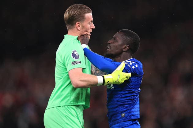 Fußball Premier League Manchester United gegen Everton 24. November 2025 Premier League Manchester United gegen Everton Everton-Torwart Jordan Pickford und Idrissa Gueye geraten aneinander, was zu einer roten Karte für Gueye führt Foto Simon Stacpoole Abseits Manchester UK  Copyright: xSimonxStacpoolexOffside
