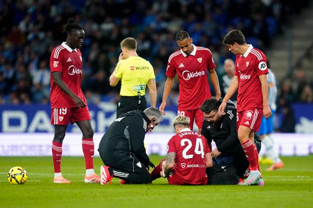 ESP: RCD Espanyol - Sevilla FC. La Liga EA Sports. Date 13 Adnan Januzaj of Sevilla FC injured during the La Liga EA Sports match between RCD Espanyol and Sevilla FC played at RCDE Stadium on November 24, 2025 in Barcelona, Spain. kpng Copyright: xSergioxRuizx xPRESSINx PS_251124_ESP_SEV_018